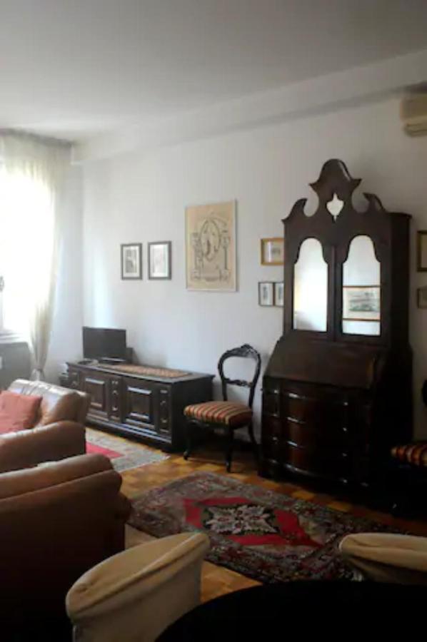 Charming Flat With Terrace Over The Canal Apartment Venesia Bagian luar foto