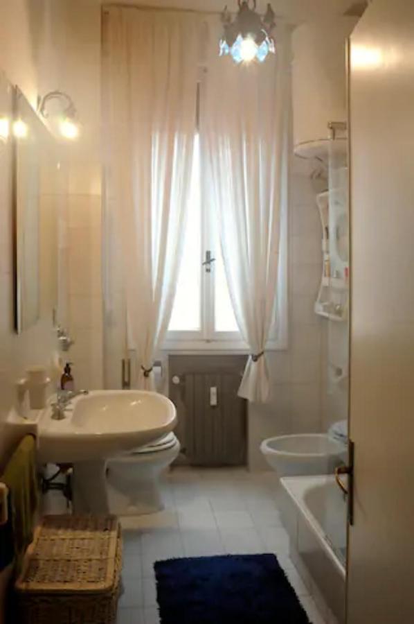 Charming Flat With Terrace Over The Canal Apartment Venesia Bagian luar foto