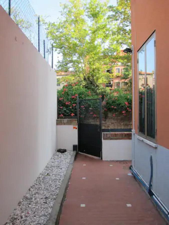 Charming Flat With Terrace Over The Canal Apartment Venesia Bagian luar foto