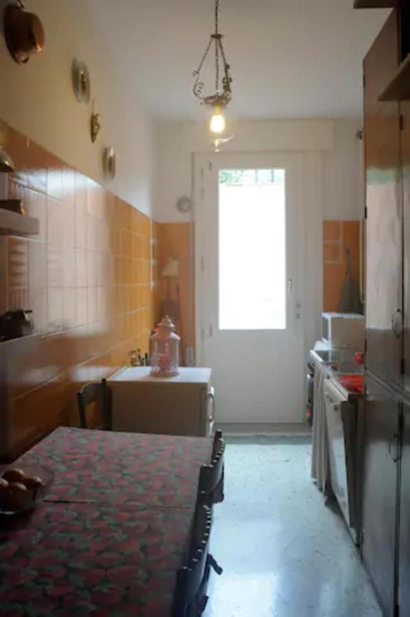 Charming Flat With Terrace Over The Canal Apartment Venesia Bagian luar foto