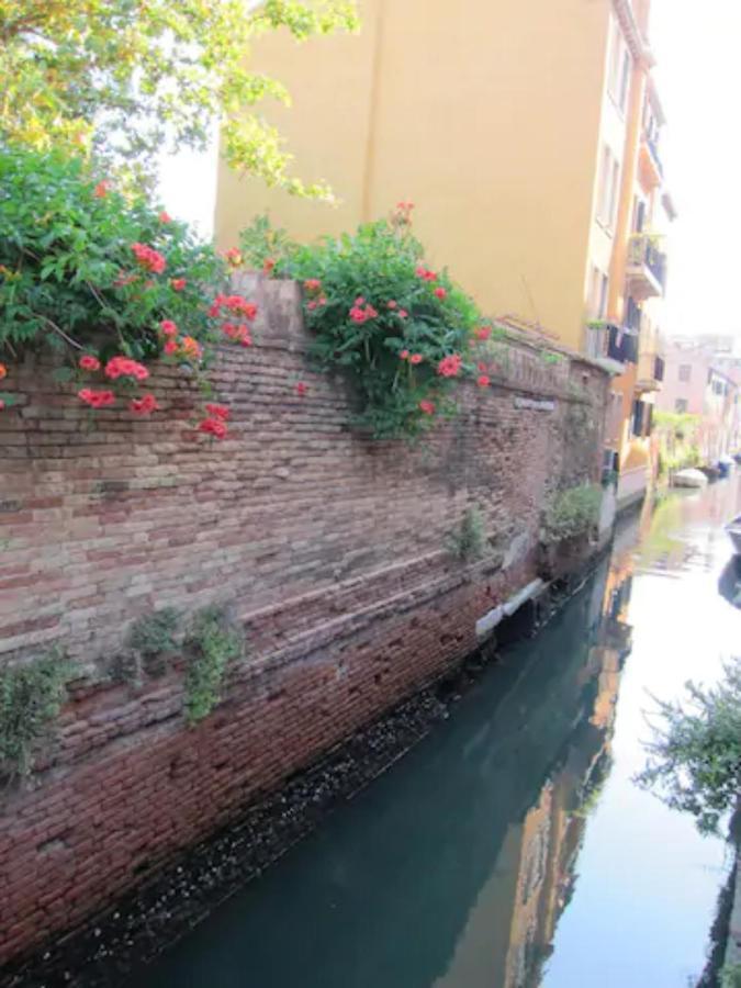 Charming Flat With Terrace Over The Canal Apartment Venesia Bagian luar foto
